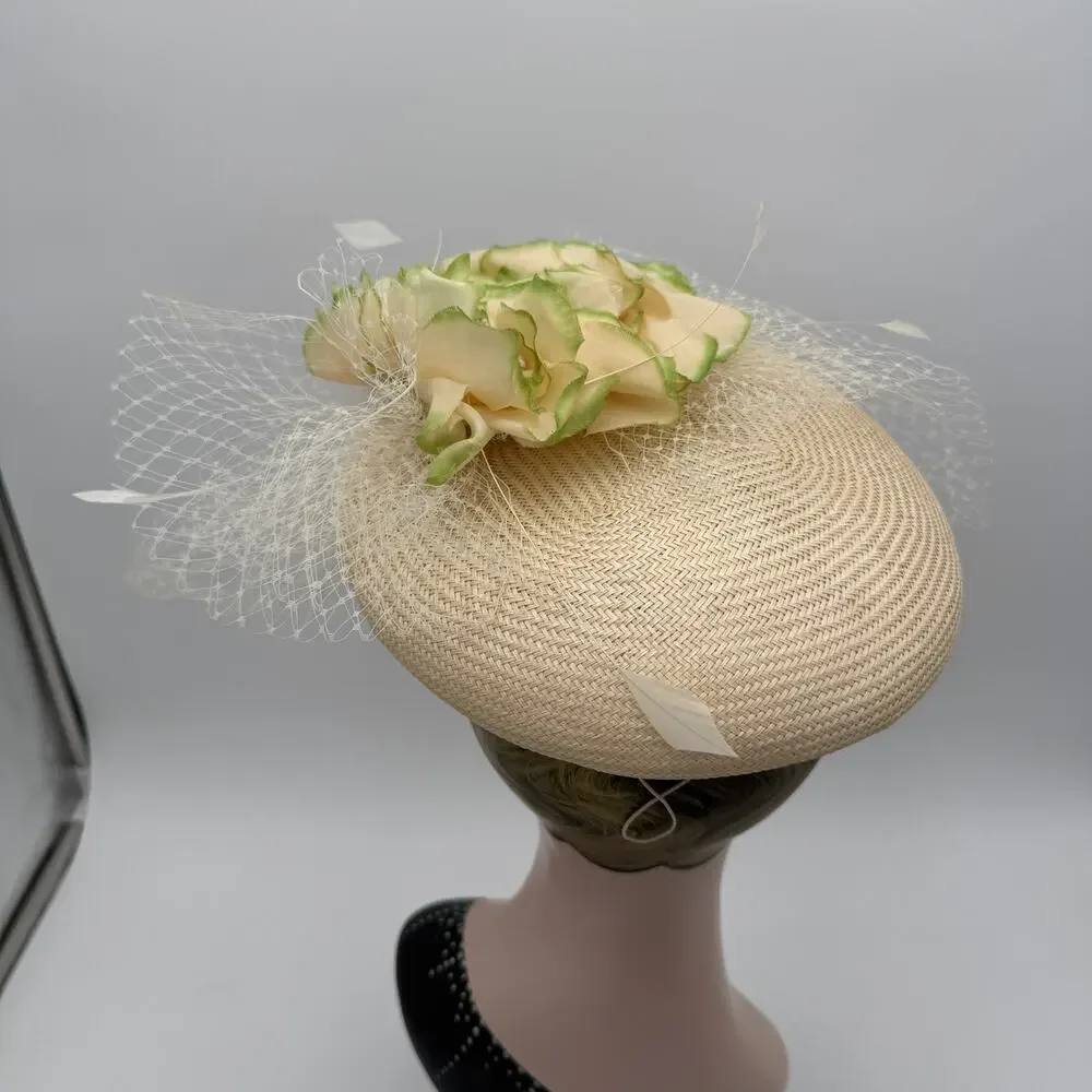 Vtg Beige Hat with Flower Green Tips, Feathers, and Veil Netting Plaza Suite NY - Picture 4 of 8